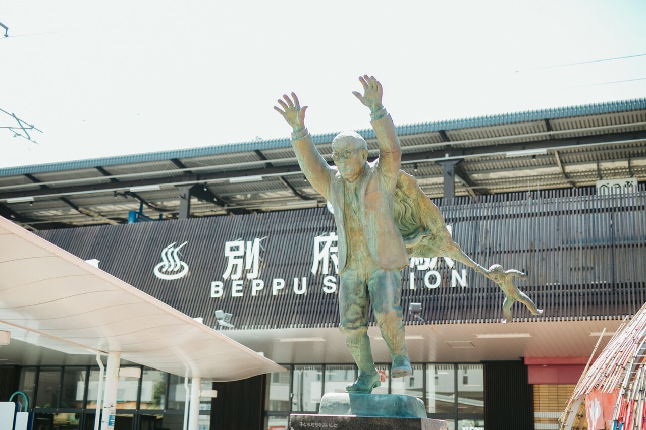 別府駅「油屋熊八」の銅像