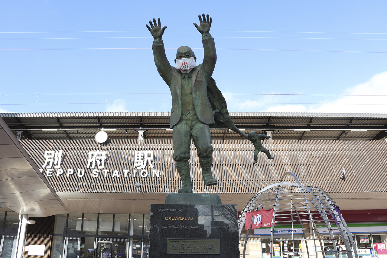 別府駅前　油屋熊八の銅像