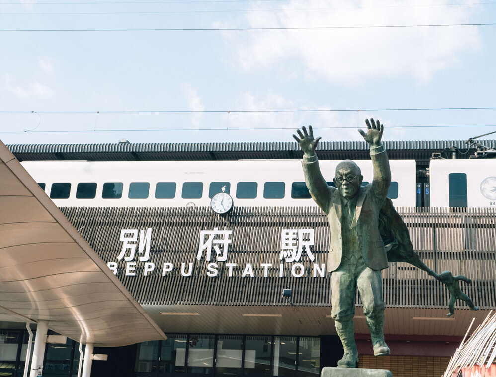 別府駅「油屋熊八」像